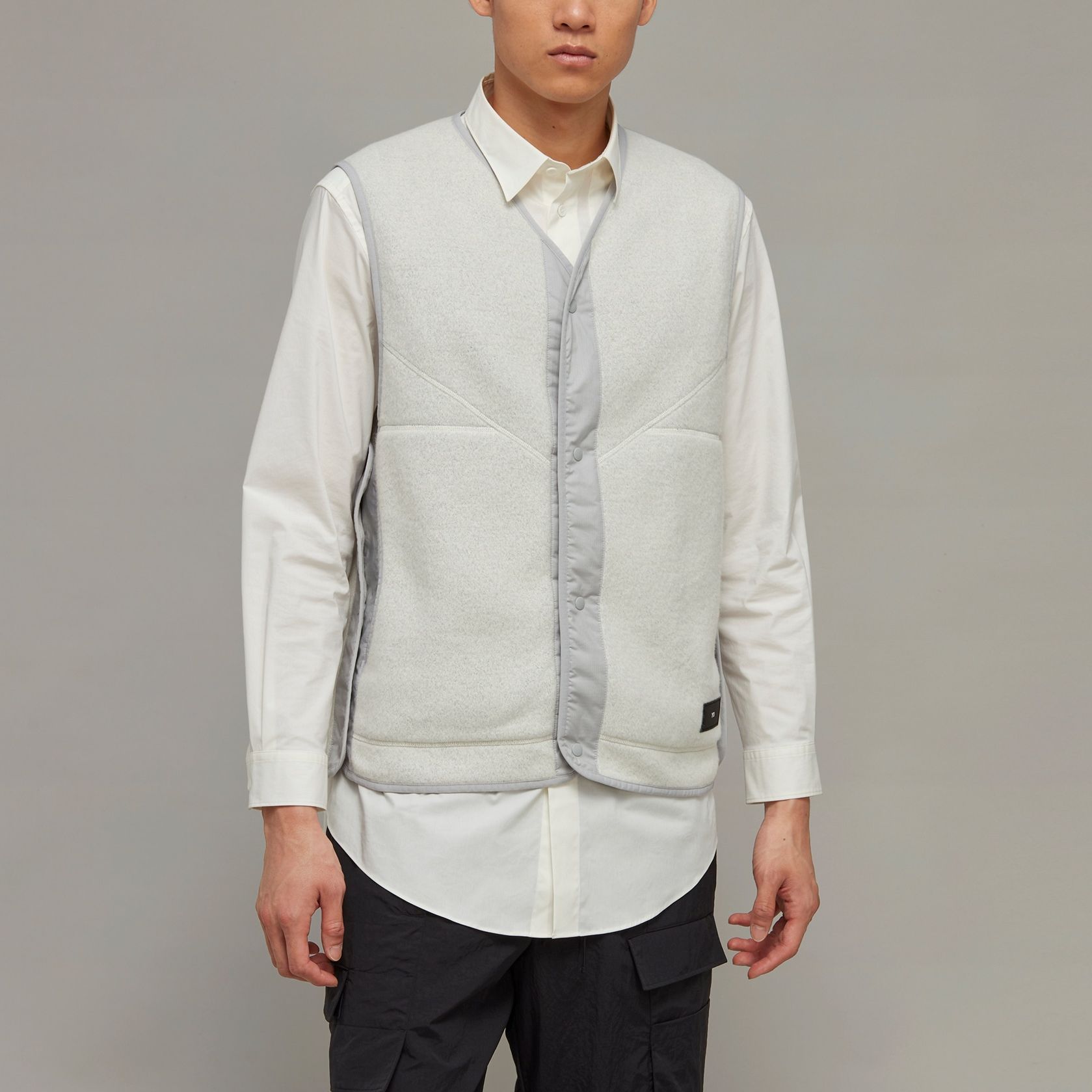 Shop Y-3 컬러블록 V넥 플리스 베스트 유니섹스 - 오프화이트 HZ8820