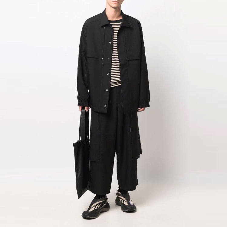 Lookbook Y-3 FW21 ブラックジャケット 大きいポケット付き ターンダウンカラー仕様. HB3464