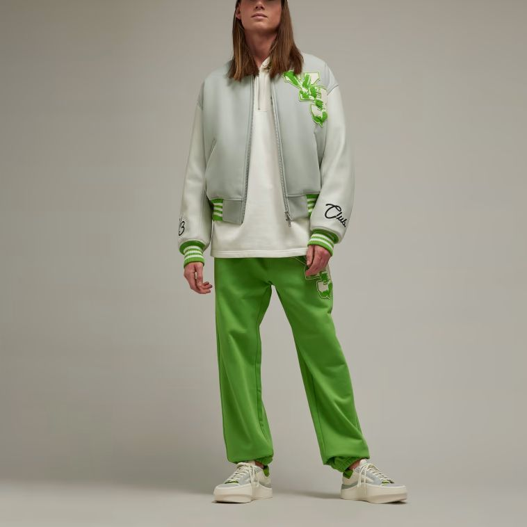 Lookbook Y-3 Grafik Logo Crewneck Sweater Unisex Putih. IQ2131