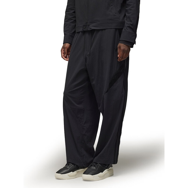 Lookbook Y-3 Celana Nylon Pria Hitam Model Santai Fit Longgar. IN4346