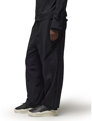 Y-3 Celana Nylon Pria Hitam Model Santai Fit Longgar. IN4346 Purchase Y-3 Celana Nylon Pria Hitam Model Santai Fit Longgar. IN4346