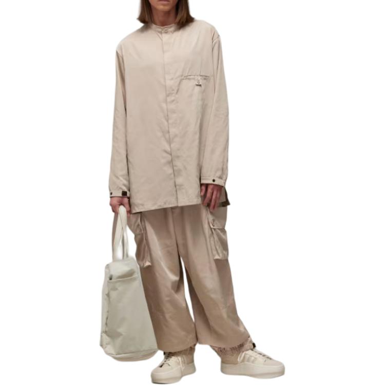 Lookbook Sobrecamisa Beige de Nylon Twill Y-3 Cuello Semi-Alto Chaqueta Suelta. IV8022