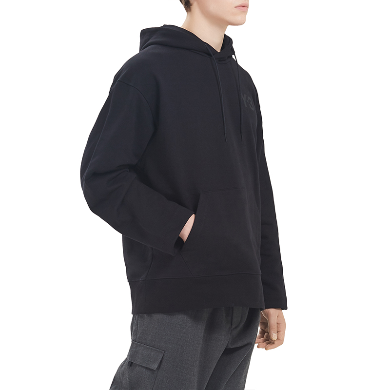 Sizing Y-3 Hoodie Hitam Solid dengan Logo Patch FN3379-58W