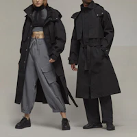 Lookbook Y-3 SS23 黑色男女連帽長版防風外套夾克。 H63077