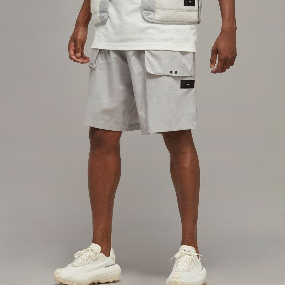 Shop Y-3 SS23 Seluar Pendek Kasual Perak dengan Poket Besar Lelurus. HZ8817