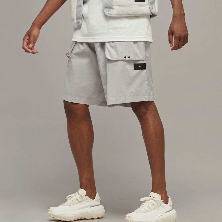 Purchase Y-3 SS23 Seluar Pendek Kasual Perak dengan Poket Besar Lelurus. HZ8817