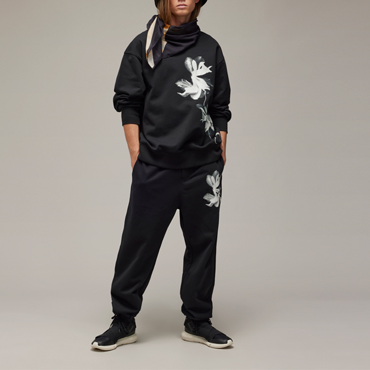 Lookbook Y-3 SS24 GFX Graphic Crewneck Sweatshirt Unisex Hitam Lengan Panjang. IN4337