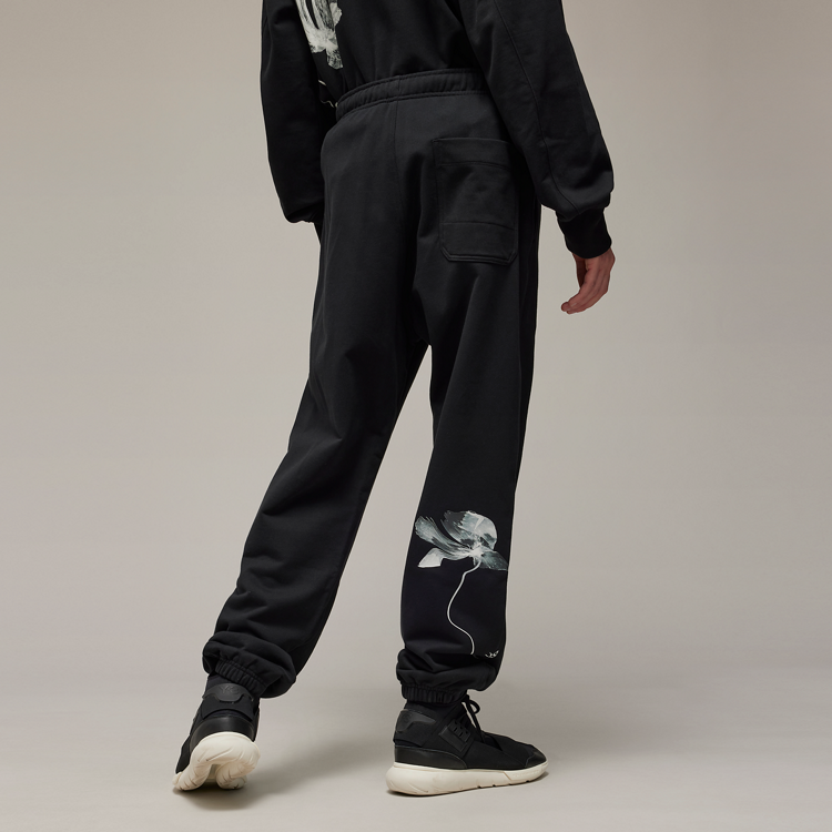 Shop Y-3 SS24 GFX Graphic Jogger Celana Unisex Hitam Santai. IN4339