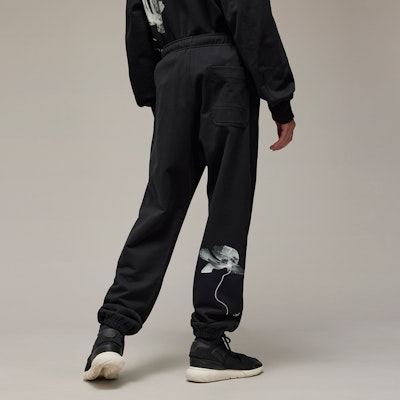 Y-3 SS24 GFX Graphic Jogger Celana Unisex Hitam Santai. IN4339 Shop Y-3 SS24 GFX Graphic Jogger Celana Unisex Hitam Santai. IN4339