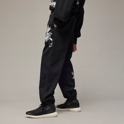Y-3 SS24 GFX Graphic Jogger Celana Unisex Hitam Santai. IN4339 Purchase Y-3 SS24 GFX Graphic Jogger Celana Unisex Hitam Santai. IN4339