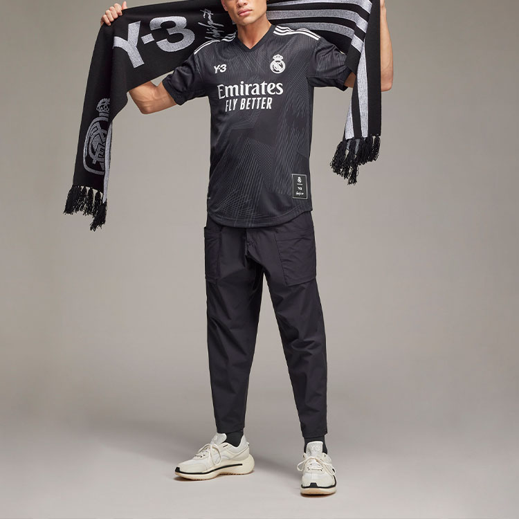 Shop Y-3 x レアル・マドリード SS22 ロゴプリントTシャツ ブラック コラボティーシャツ HI3983