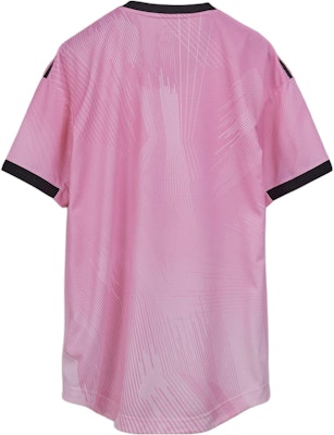 Y-3 x Real Madrid SS22 Camiseta Rosa Logo Gráfico Cuello V Colaboración. HI3984 Lookbook Y-3 x Real Madrid SS22 Camiseta Rosa Logo Gráfico Cuello V Colaboración. HI3984