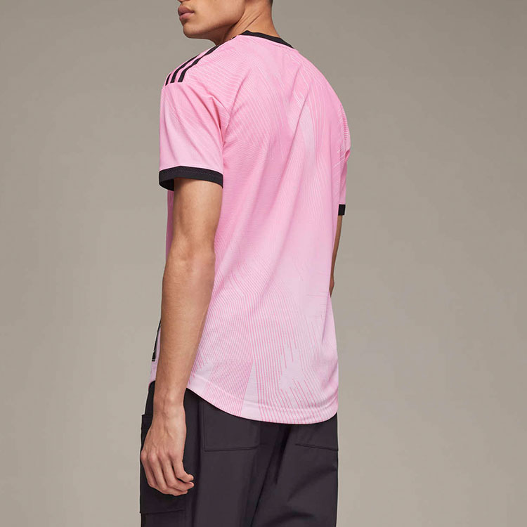 Details for Y-3 x Real Madrid SS22 Camiseta Rosa Logo Gráfico Cuello V Colaboración. HI3984