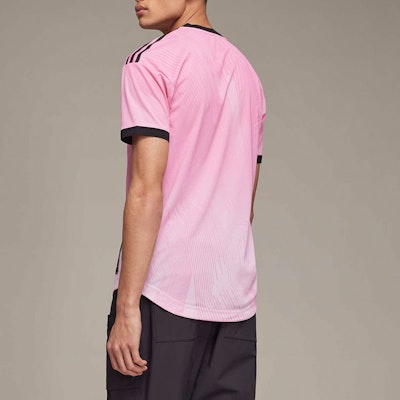 Y-3 x Real Madrid SS22 Camiseta Rosa Logo Gráfico Cuello V Colaboración. HI3984 Details for Y-3 x Real Madrid SS22 Camiseta Rosa Logo Gráfico Cuello V Colaboración. HI3984