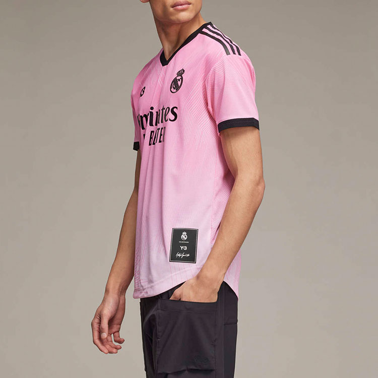 Sizing Y-3 x Real Madrid SS22 Camiseta Rosa Logo Gráfico Cuello V Colaboración. HI3984