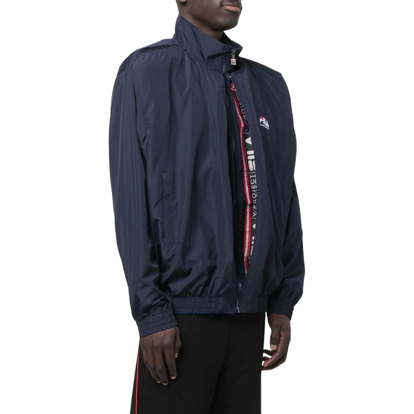 Purchase Y/Project SS22 Jaket Berzip Unisex Biru dengan Logo Patch dan Reka Berlapis. YPFIJACK1S22F376NAVY