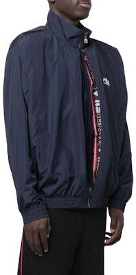 Y/Project SS22 Jaket Berzip Unisex Biru dengan Logo Patch dan Reka Berlapis. YPFIJACK1S22F376NAVY Purchase Y/Project SS22 Jaket Berzip Unisex Biru dengan Logo Patch dan Reka Berlapis. YPFIJACK1S22F376NAVY