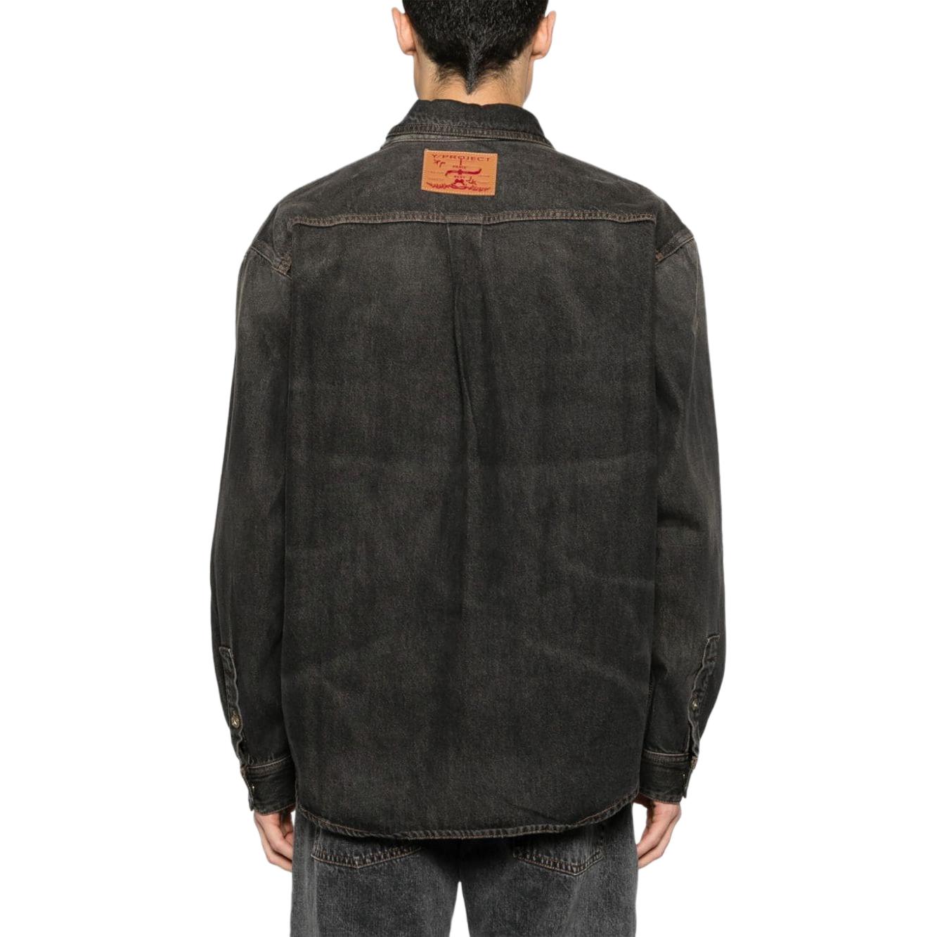Shop Y/Project Kemeja Denim Lengan Panjang Logo Tampal Asimetrik Unisex - Hitam 207SI004-BLACK