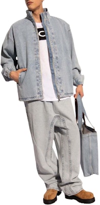 Y/Project YProject SS24 Jeans Denim Fit Santai Pria Logo Bordir Biru Muda. 207PA012D22-BLUE Lookbook Y/Project YProject SS24 Jeans Denim Fit Santai Pria Logo Bordir Biru Muda. 207PA012D22-BLUE