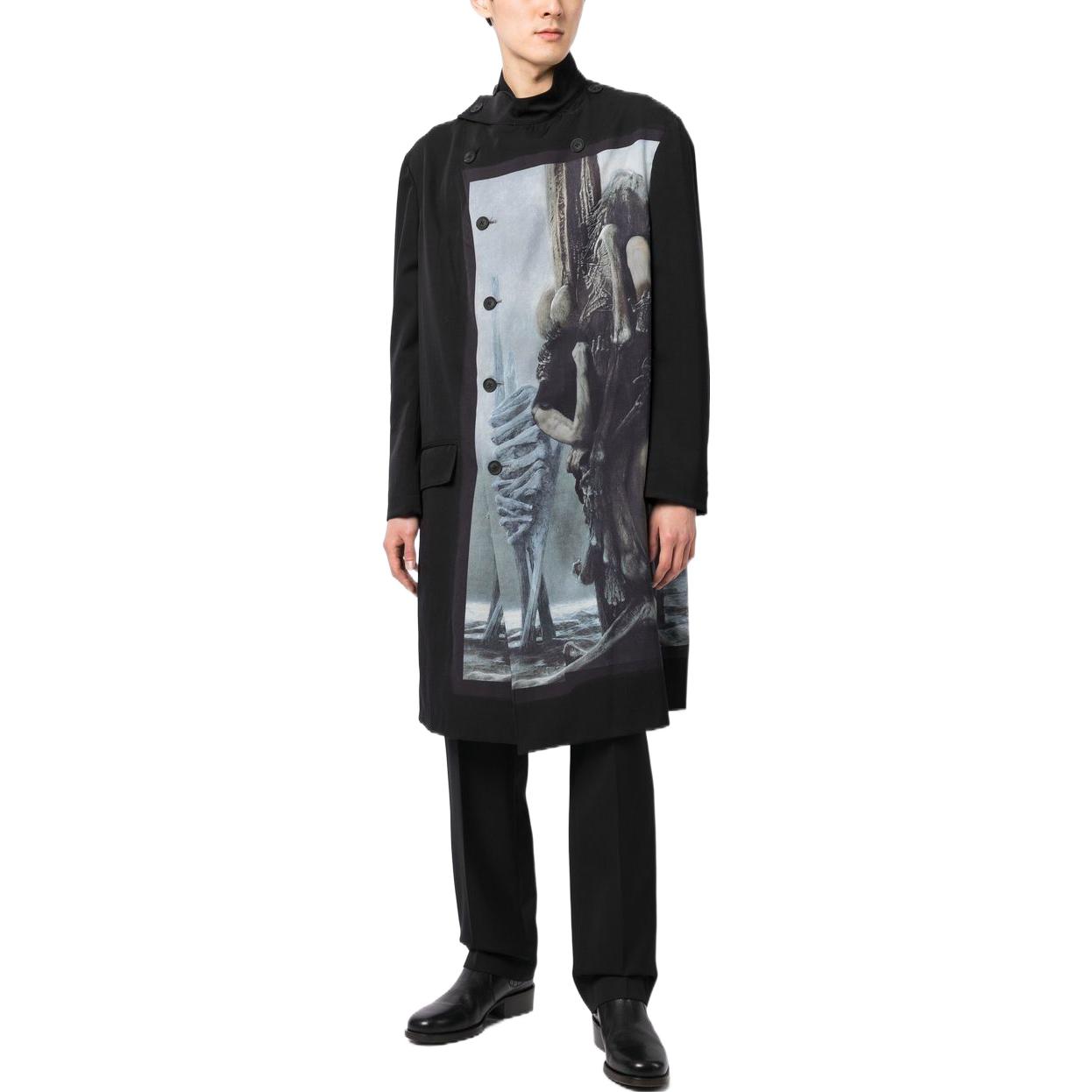 Lookbook Yohji Yamamoto Jaket Panjang Asimetris Hitam Desain Bermotif. HE-J13-147-1