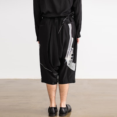 ヨウジヤマモト FW21 ピストルプリント シルク クロップドパンツ メンズ ブラック HX-P52-423-01 Purchase ヨウジヤマモト FW21 ピストルプリント シルク クロップドパンツ メンズ ブラック HX-P52-423-01