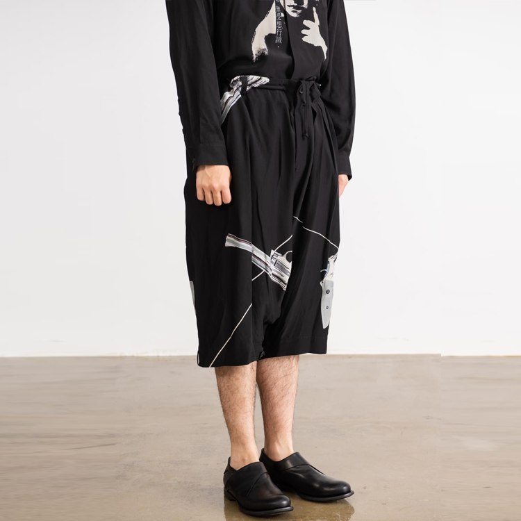 Details for ヨウジヤマモト FW21 ピストルプリント シルク クロップドパンツ メンズ ブラック HX-P52-423-01