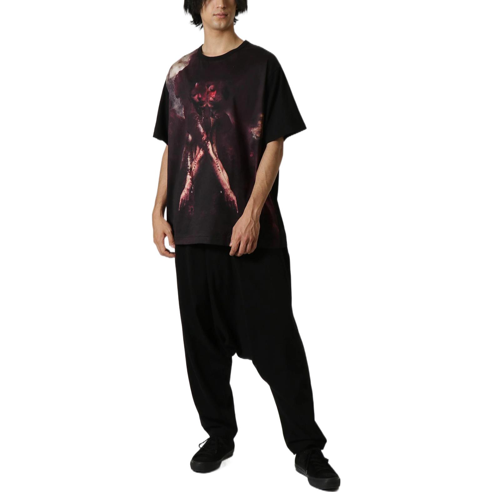 Shop Yohji Yamamoto FW22 インクジェットポートレートプリント ブラッククルーネックTシャツ HE-T73-083-1