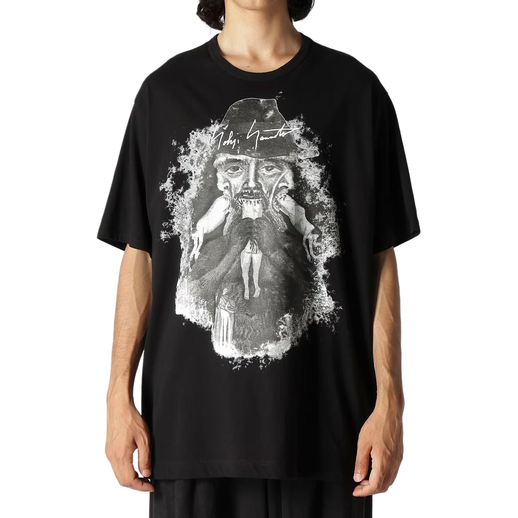 Shop ヨウジヤマモト グラフィックプリント ブラック 半袖クルーネックTシャツ メンズ HS-T95-995-1