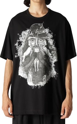 ヨウジヤマモト グラフィックプリント ブラック 半袖クルーネックTシャツ メンズ HS-T95-995-1 Shop ヨウジヤマモト グラフィックプリント ブラック 半袖クルーネックTシャツ メンズ HS-T95-995-1