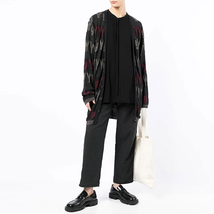 Lookbook Yohji Yamamoto SS22 Cardigan Rajut Hitam V-neck Kancing. HG-K84-986