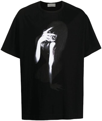 ヨウジヤマモト SS22 グラフィックプリント コットン 半袖Tシャツ ブラック HG-T84-083-1 Order ヨウジヤマモト SS22 グラフィックプリント コットン 半袖Tシャツ ブラック HG-T84-083-1