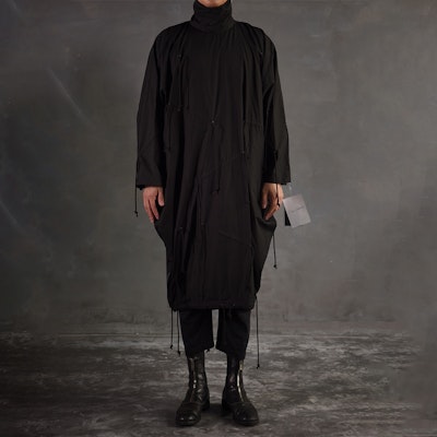 Yohji Yamamoto Unisex Jaket Hitam Lengan Panjang Deconstructed Drawstring. NR-C53-010 Sizing Yohji Yamamoto Unisex Jaket Hitam Lengan Panjang Deconstructed Drawstring. NR-C53-010