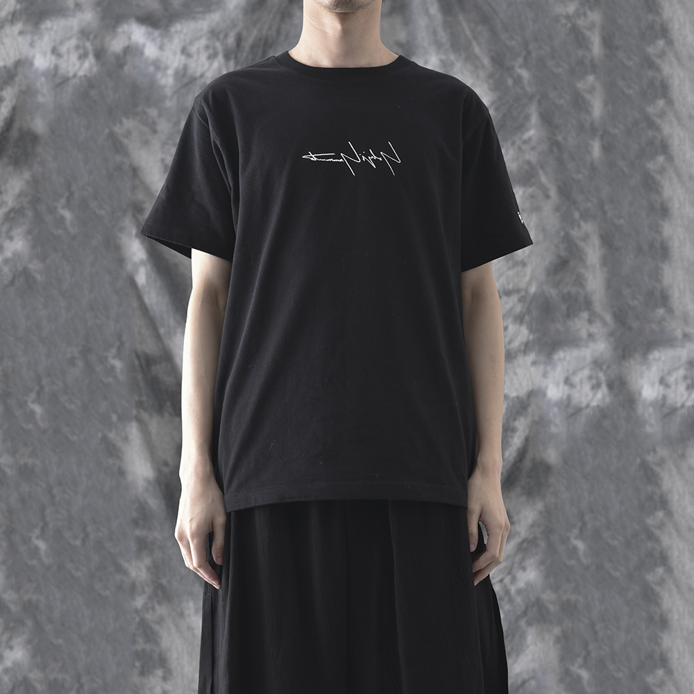 Shop ヨウジヤマモト x ニューエラ グラフィティプリント 黒 半袖Tシャツ メンズ HN-T98-082