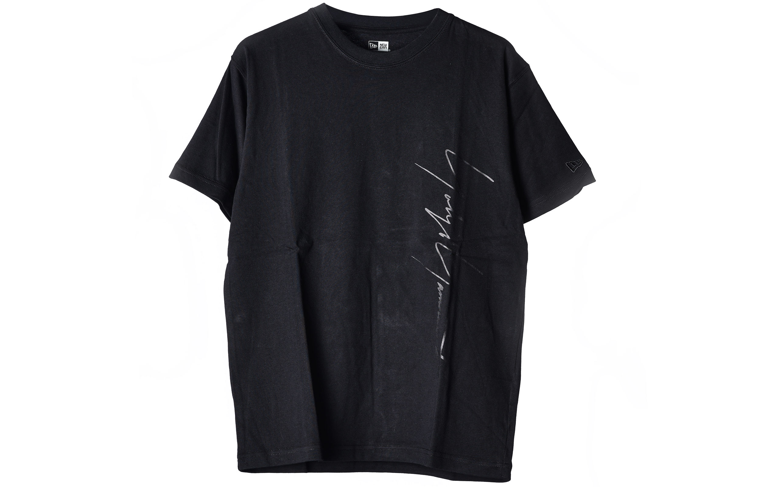 Lookbook ヨウジヤマモト x ニューエラ グラフィティサインTシャツ ユニセックス ブラック/チャコールグレー HD-T99-083