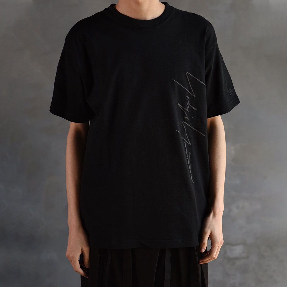 Shop ヨウジヤマモト x ニューエラ グラフィティサインTシャツ ユニセックス ブラック/チャコールグレー HD-T99-083