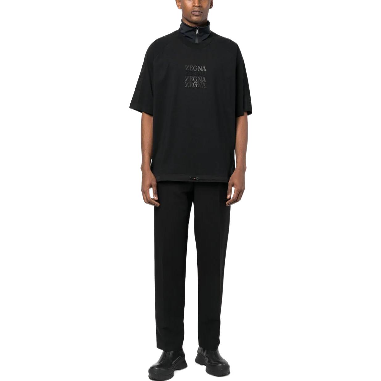 Shop Z Zegna 黑色半拉鍊立領短袖T恤附印花標誌細節。 UA364-ESC775-K09