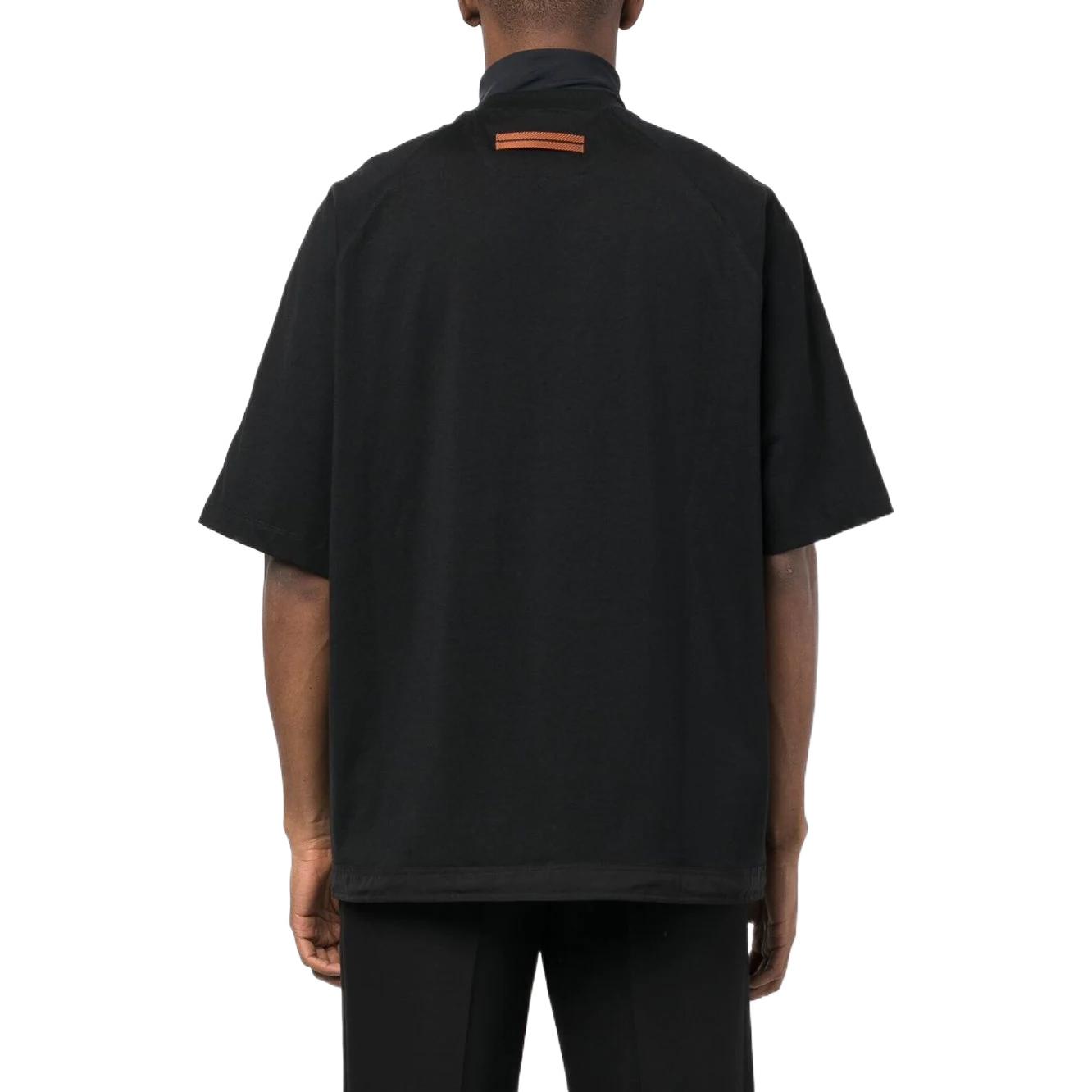 Purchase Z Zegna 黑色半拉鍊立領短袖T恤附印花標誌細節。 UA364-ESC775-K09