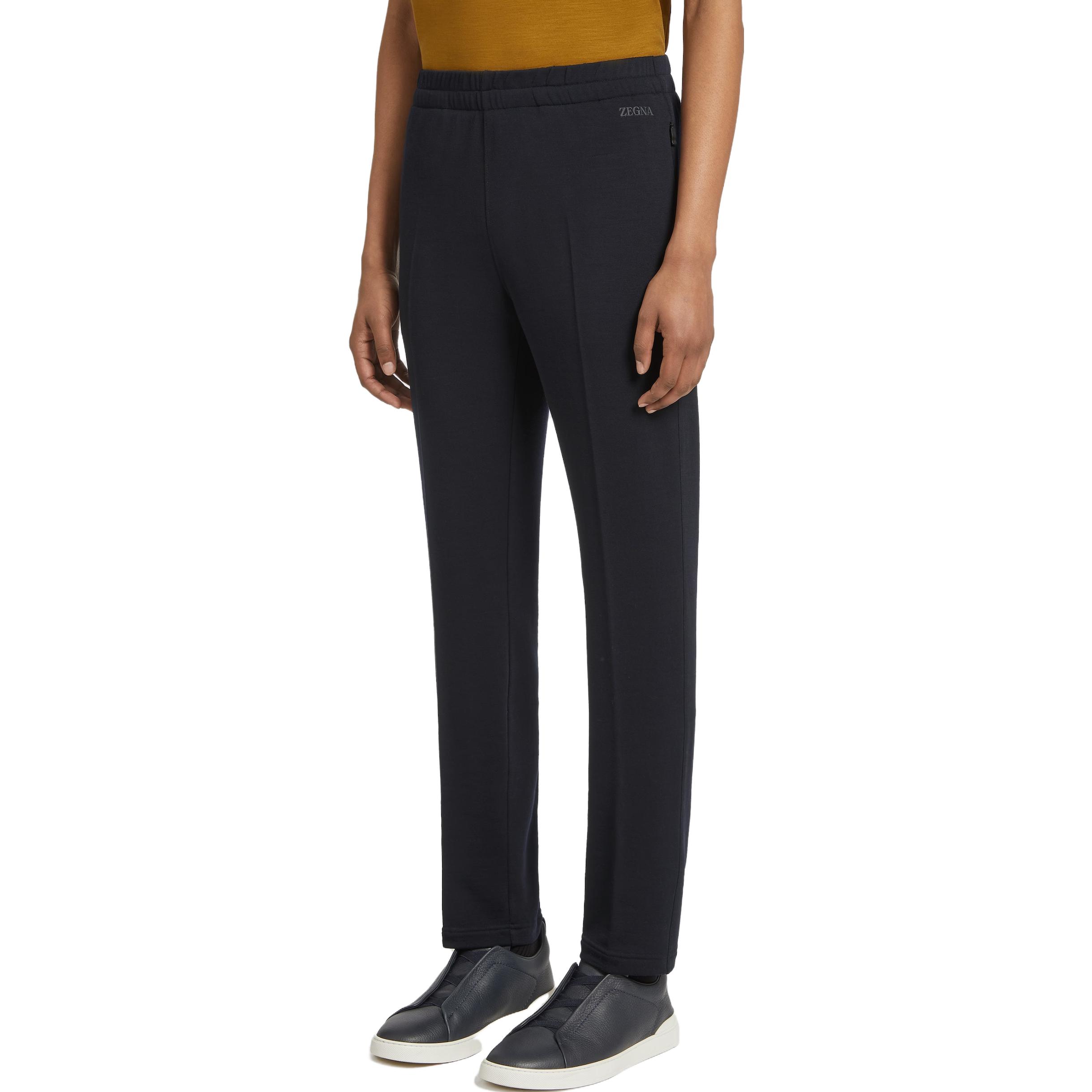 Lookbook Z Zegna 海軍藍直筒彈性休閒褲。 E8475-P60-B09