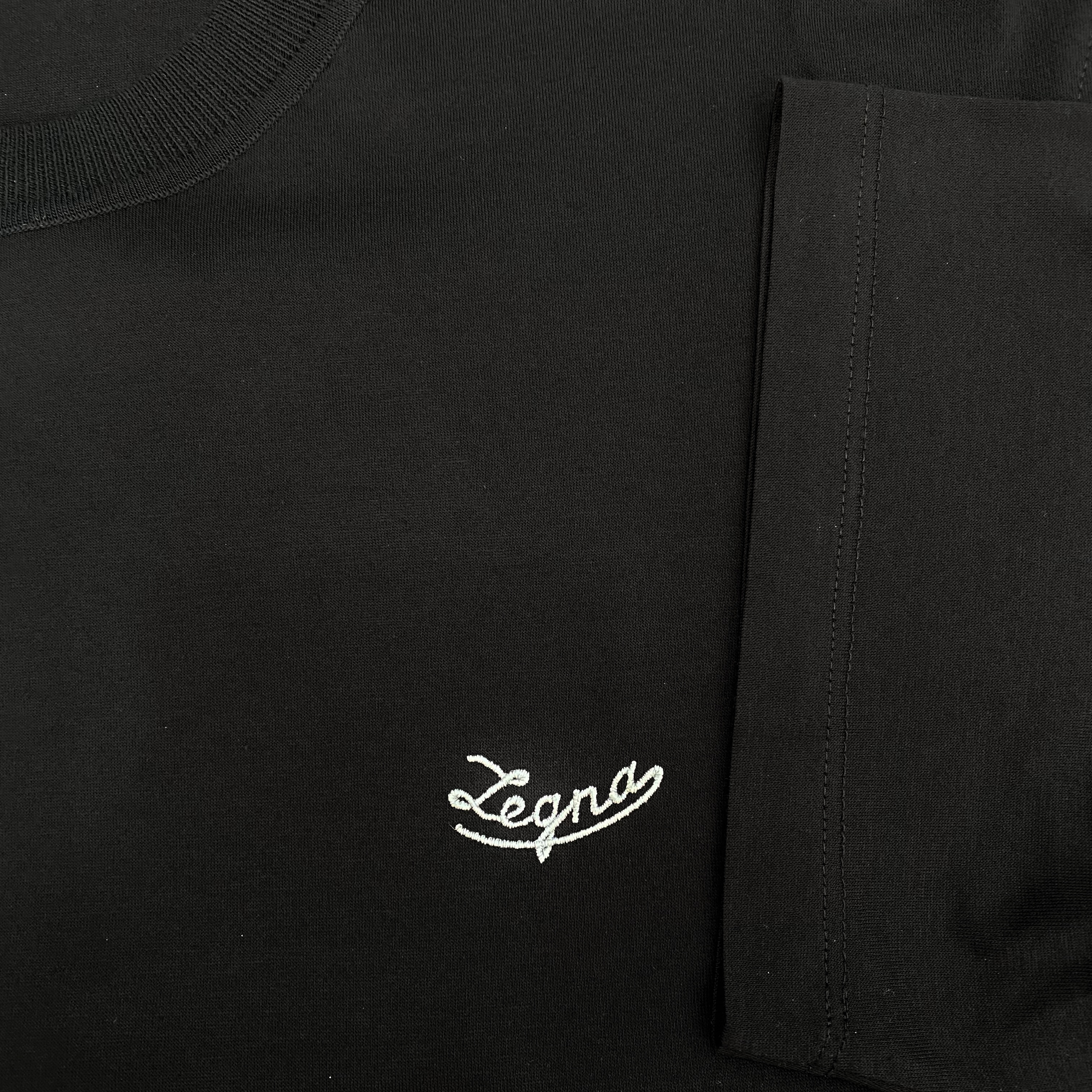 Shop 傑尼亞黑色圓領T恤，繡有品牌標誌圖案。 UT526-706R-K09