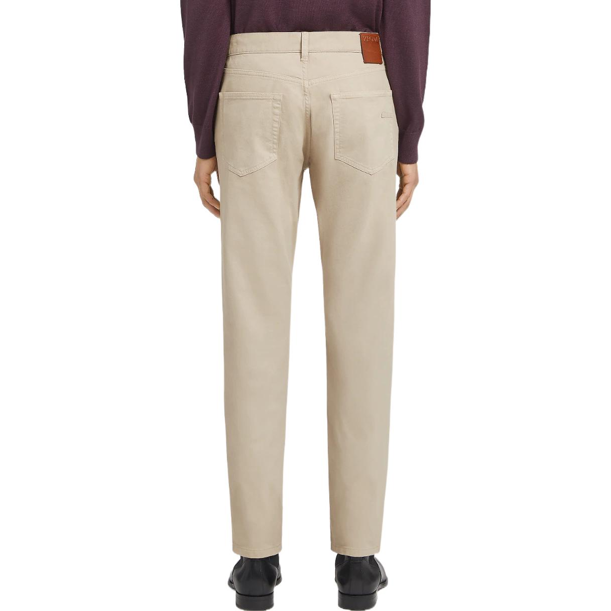 Lookbook 傑尼亞FW22男裝米色直筒休閒牛仔褲。 E8PZW-CITY-830