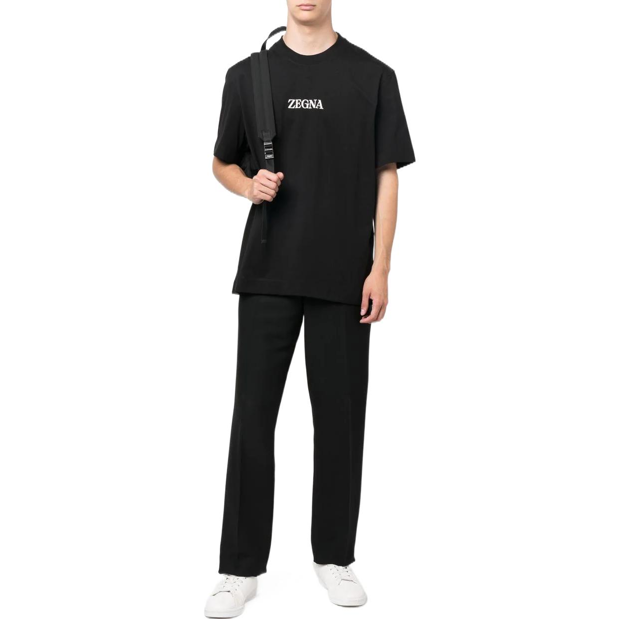 Lookbook Zegna FW22 Kaos Hitam Crewneck Pria dengan Cetak Logo. E7364-A777-K09