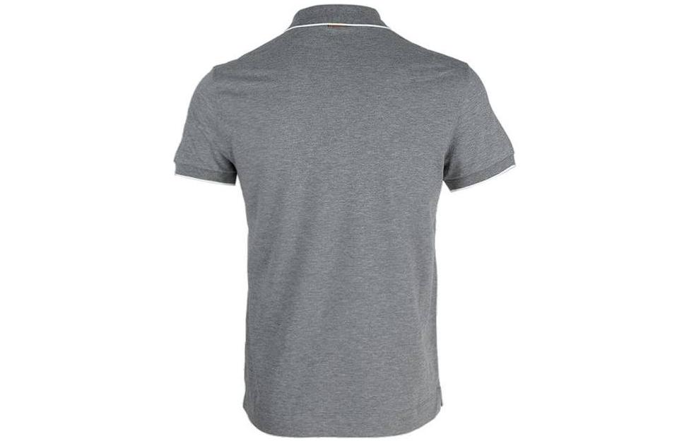 Lookbook Zegna SS23 灰色短袖襯衫搭配標誌刺繡與條紋飾邊。 E7358A5B746-K95