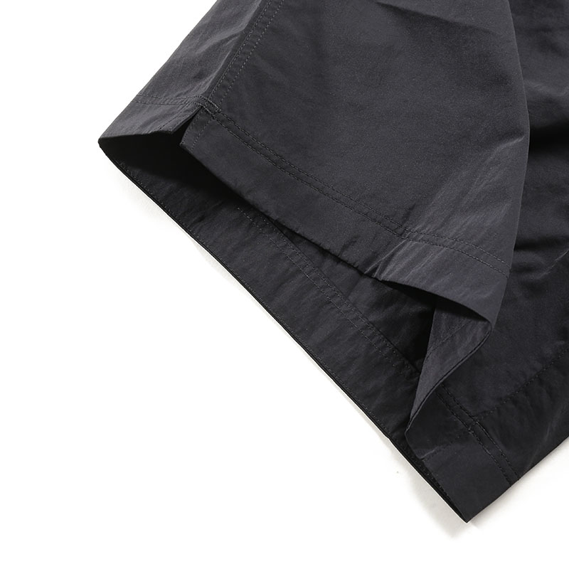 Sizing Zegna SS24 黑色中腰直筒沙灘短褲附拉鍊。 N7B73-2410-001