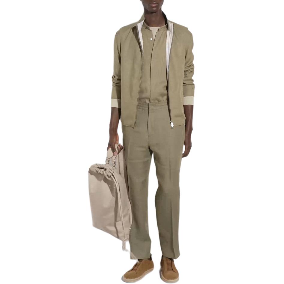 Lookbook Zegna SS24 橄欖綠純色休閒長褲附拉鏈口袋。 UDI18A7-TZ32-V03