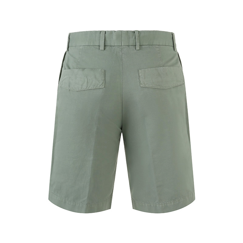Lookbook Zegna SS24 綠色拉鍊口袋休閒短褲 固色設計。 UDI37A-7TB05-V04