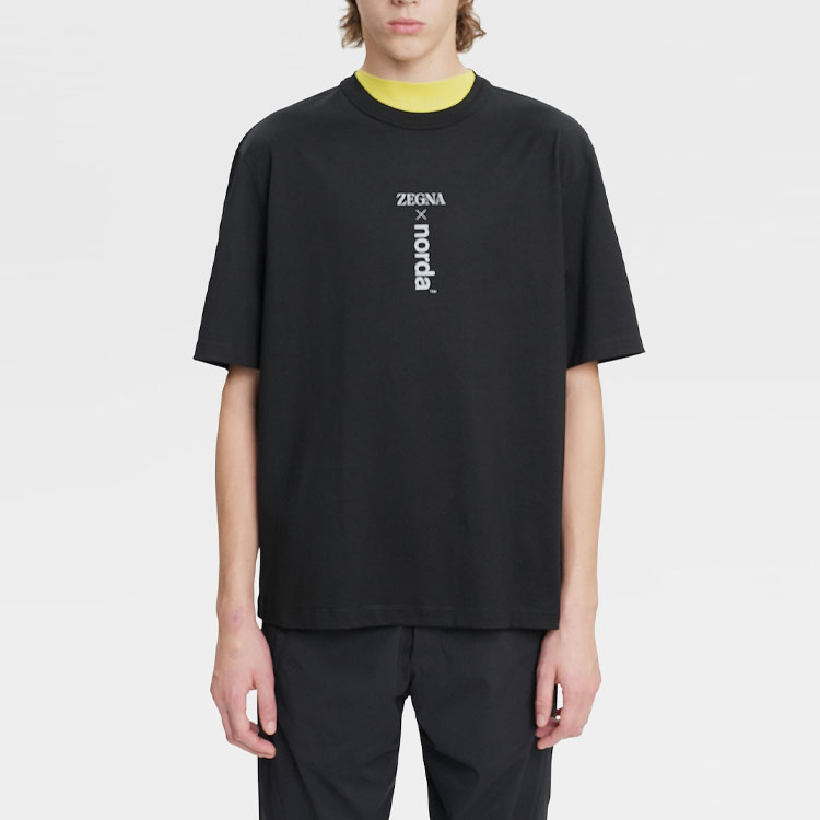 Lookbook Zegna x Norda 聯名款男士黑色短袖印花T恤。 UB364A5-NOR71P-K09